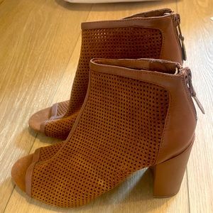 NWOT STEVEN Steve Madden Suede Booties, size 8.5